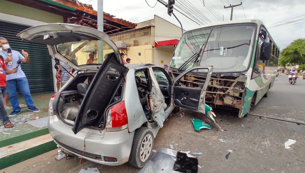 Carro ficou destruído