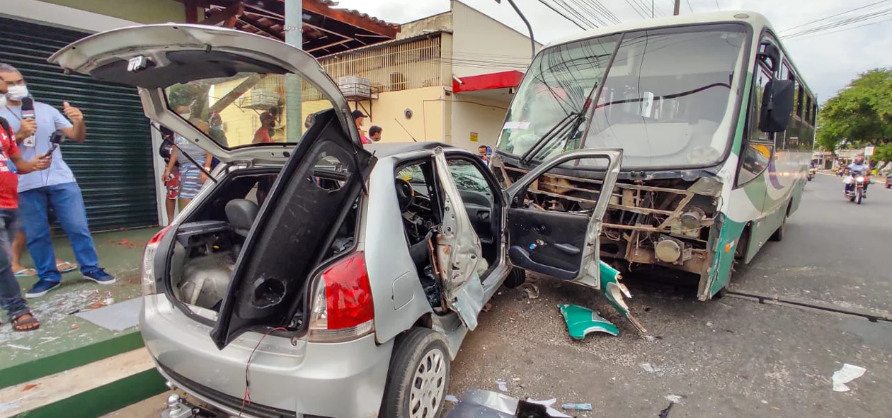 Carro ficou destruído
