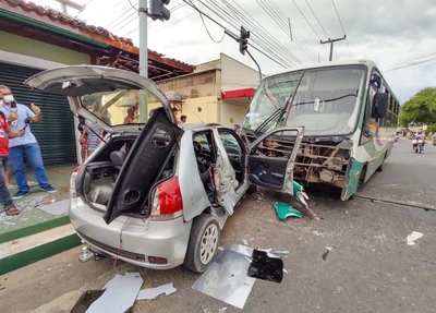 Carro ficou destruído