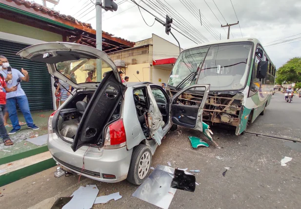 Carro ficou destruído