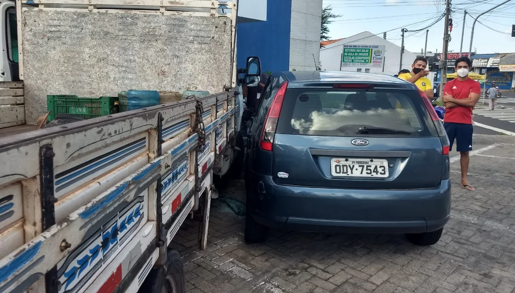 Carro foi atingido na lateral direita