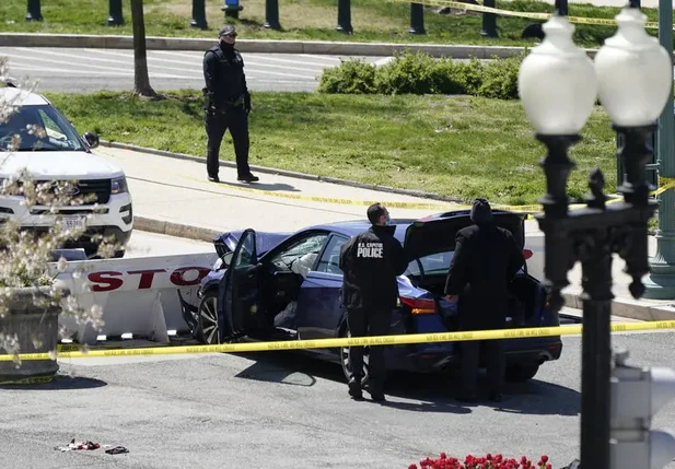 Carro que bateu nas barricadas do Capitólio em Washington