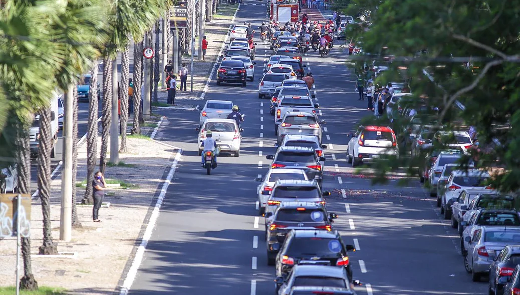 Carros percorrem as avenidas de Teresina no cortejo de Firmino Filho