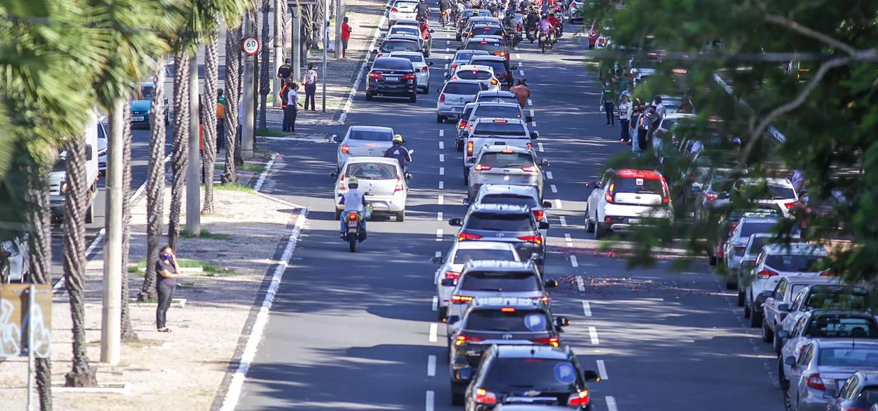 Carros percorrem as avenidas de Teresina no cortejo de Firmino Filho