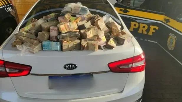 Casal é flagrado pela PRF com R$ 1,26 milhão em espécie em carro no Paraná