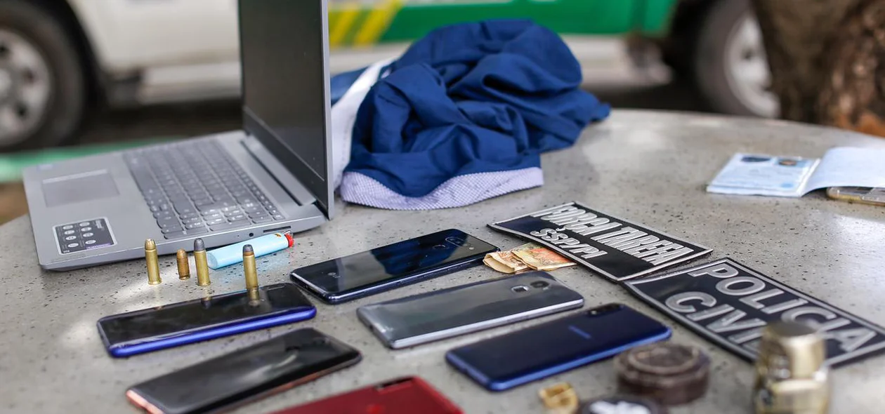Celulares e notebook apreendidos
