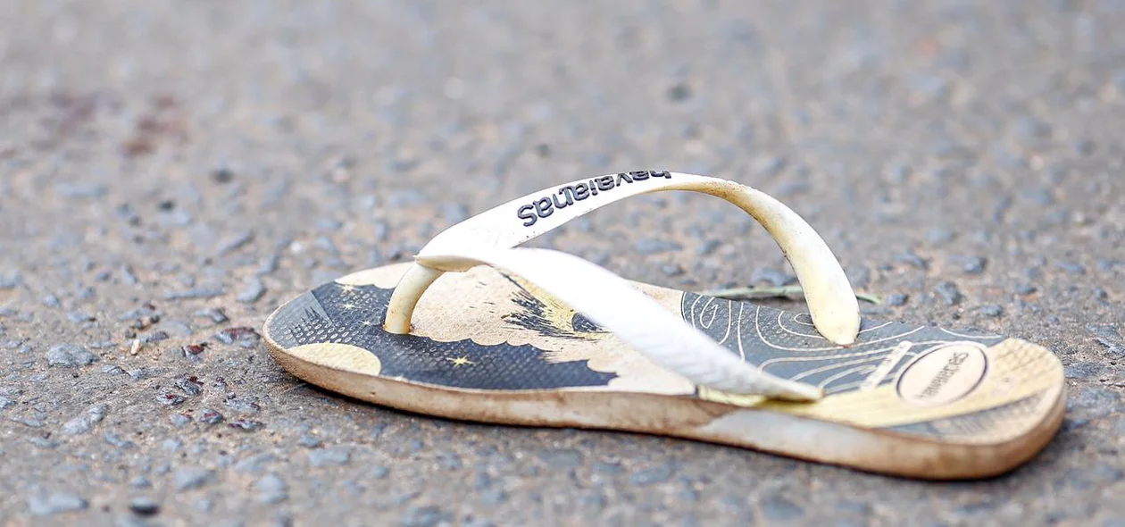 Chinelo de um dos criminosos