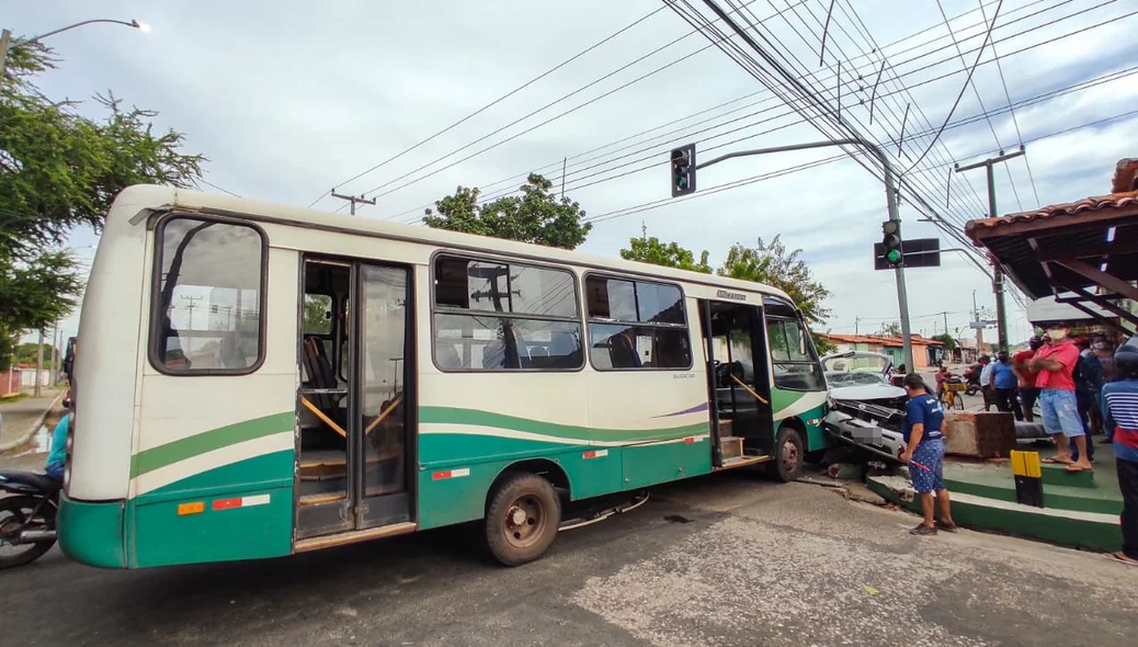 Colisão entre carro e ônibus na praça do Poti Velho