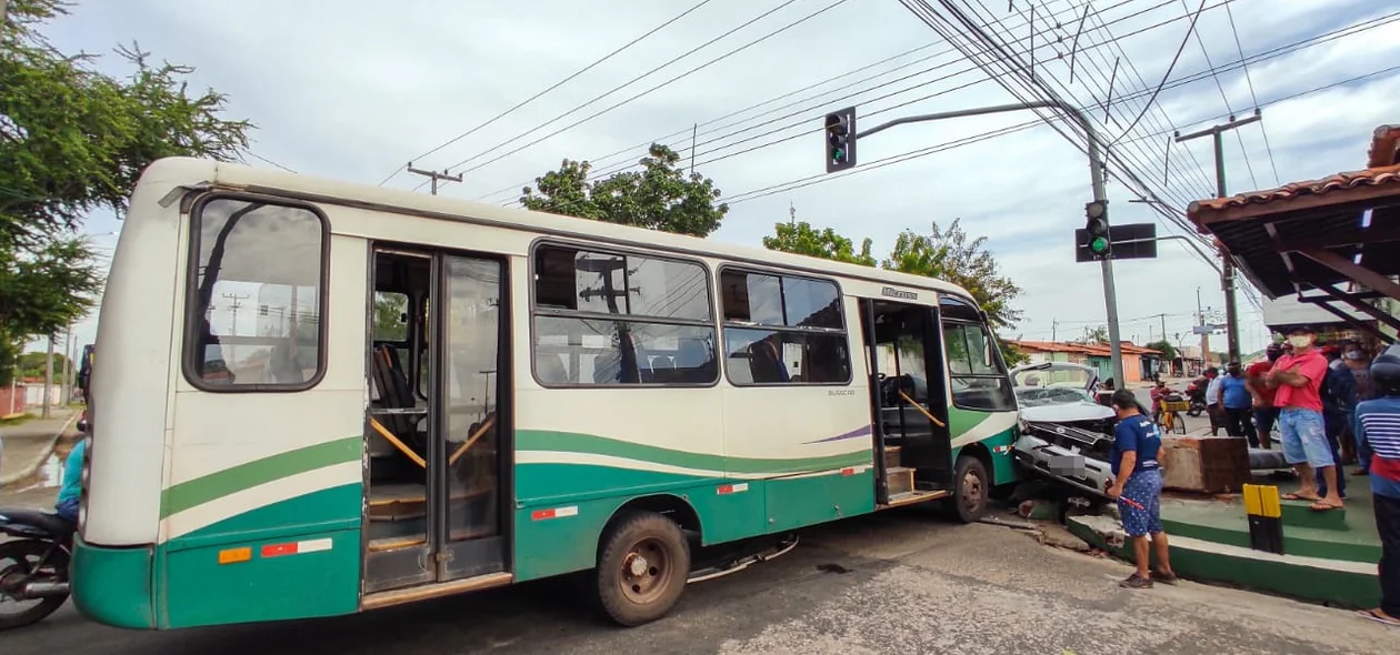 Colisão entre carro e ônibus na praça do Poti Velho