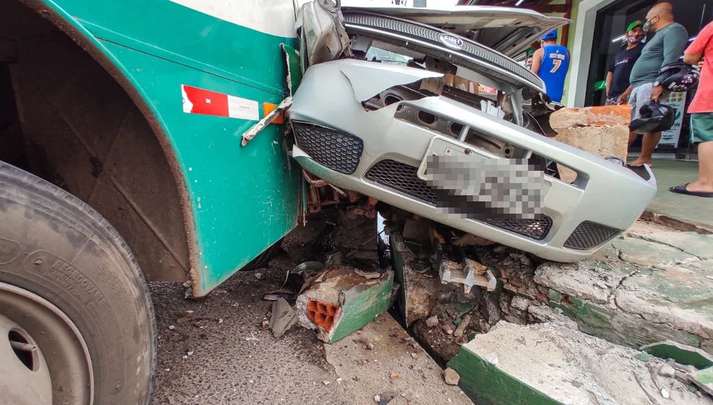 Colisão entre ônibus e carro deixou uma pessoa ferida