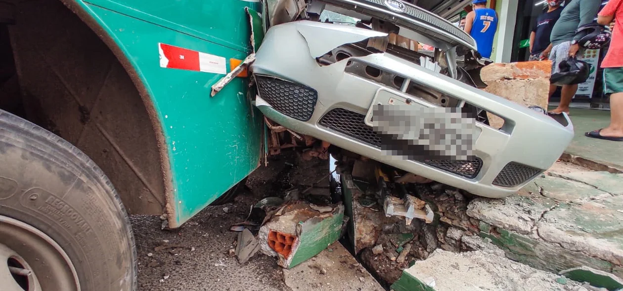 Colisão entre ônibus e carro deixou uma pessoa ferida