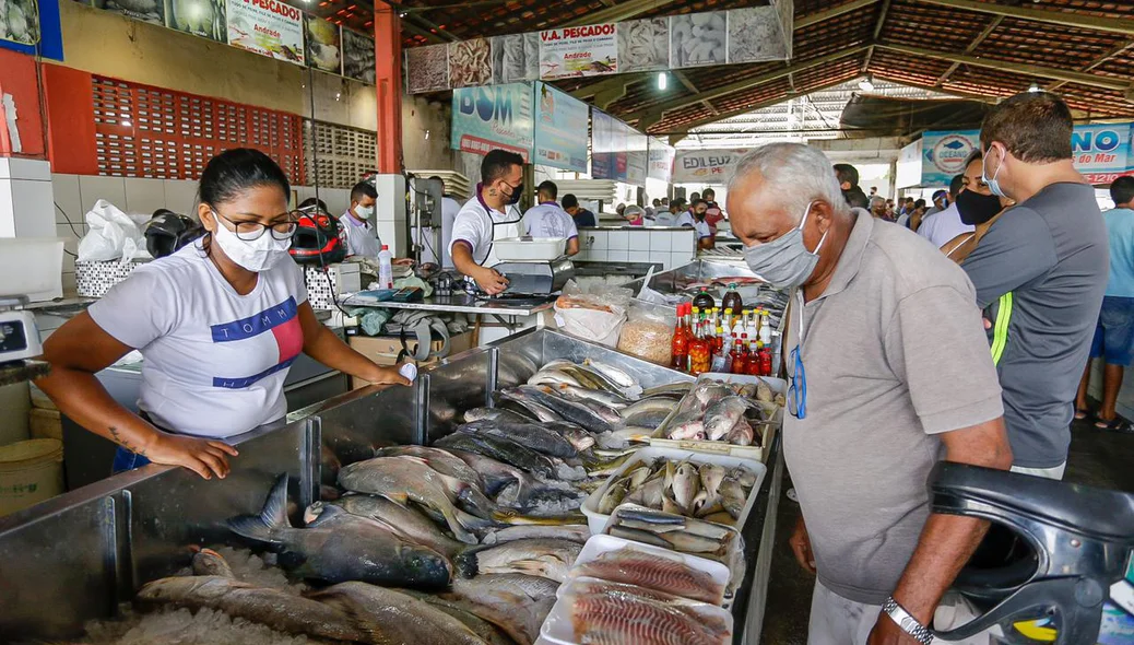 Consumidor fazendo compras no Mercado do Peixe