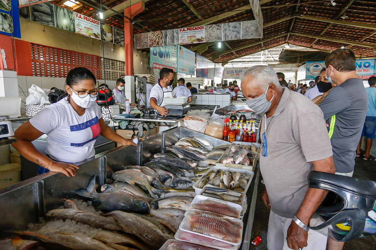 Consumidor fazendo compras no Mercado do Peixe