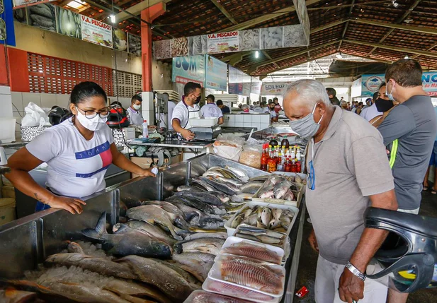 Consumidor fazendo compras no Mercado do Peixe