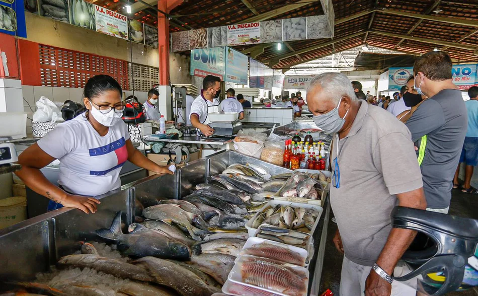 Consumidor fazendo compras no Mercado do Peixe