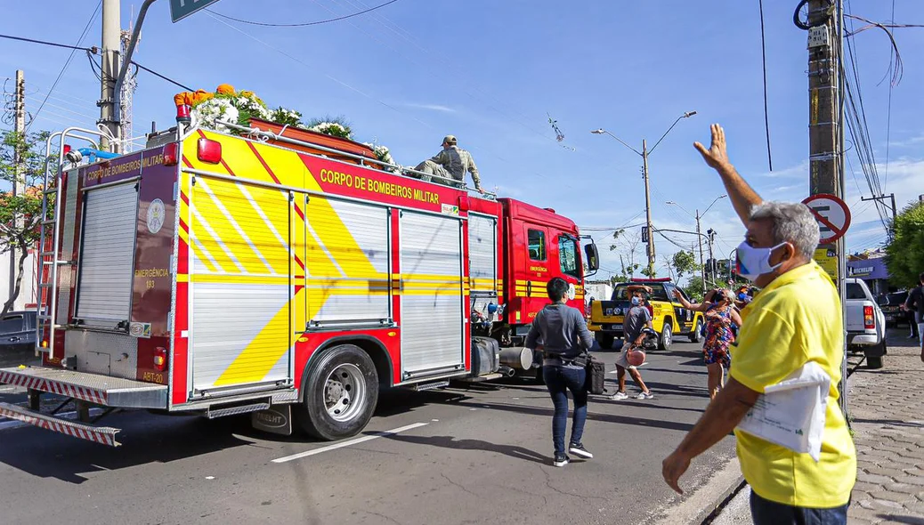 Corpo de Bombeiros leva o corpo do ex-prefeito Firmino Filho