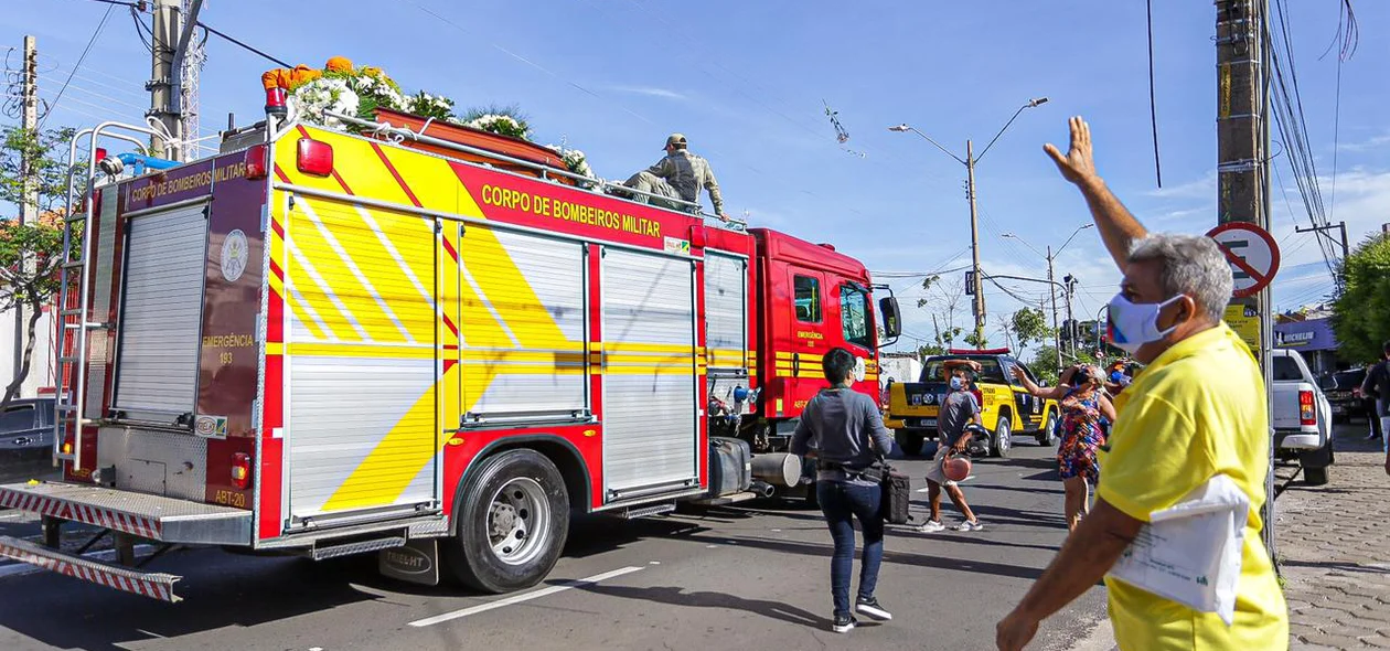 Corpo de Bombeiros leva o corpo do ex-prefeito Firmino Filho