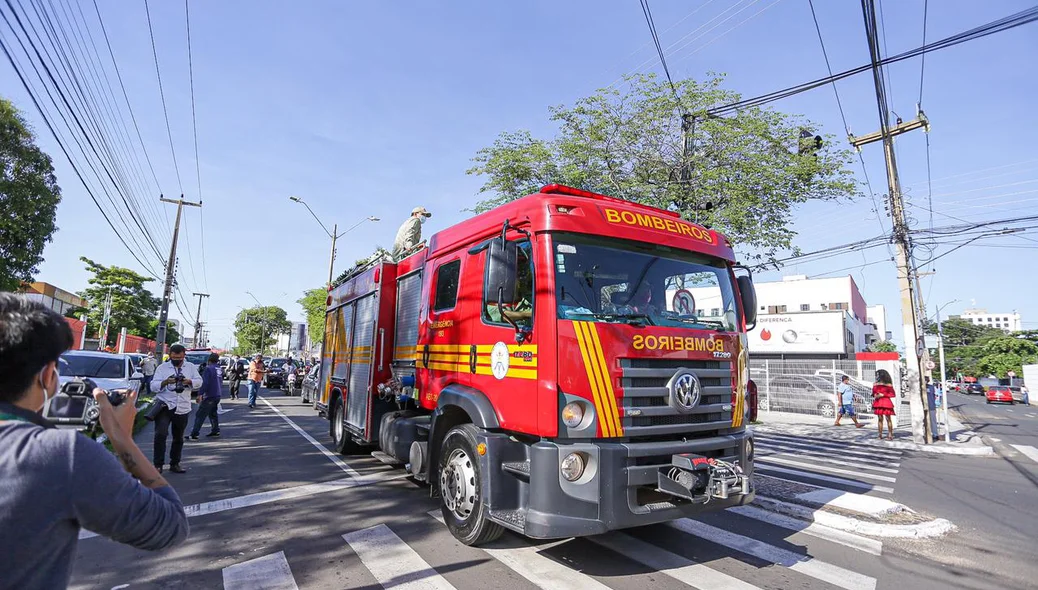 Corpo de Bombeiros pelas avenidas de Teresina