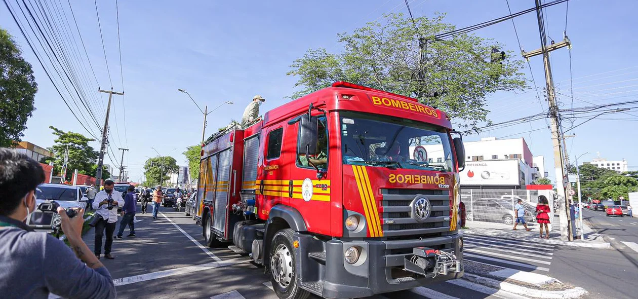 Corpo de Bombeiros pelas avenidas de Teresina