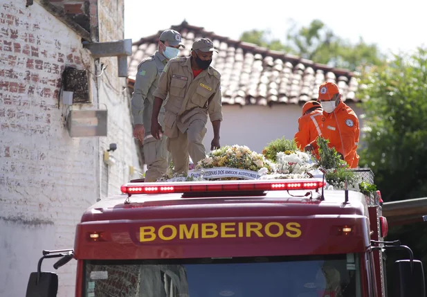 Corpo de Firmino Filho deixa funerária e segue em cortejo por Teresina
