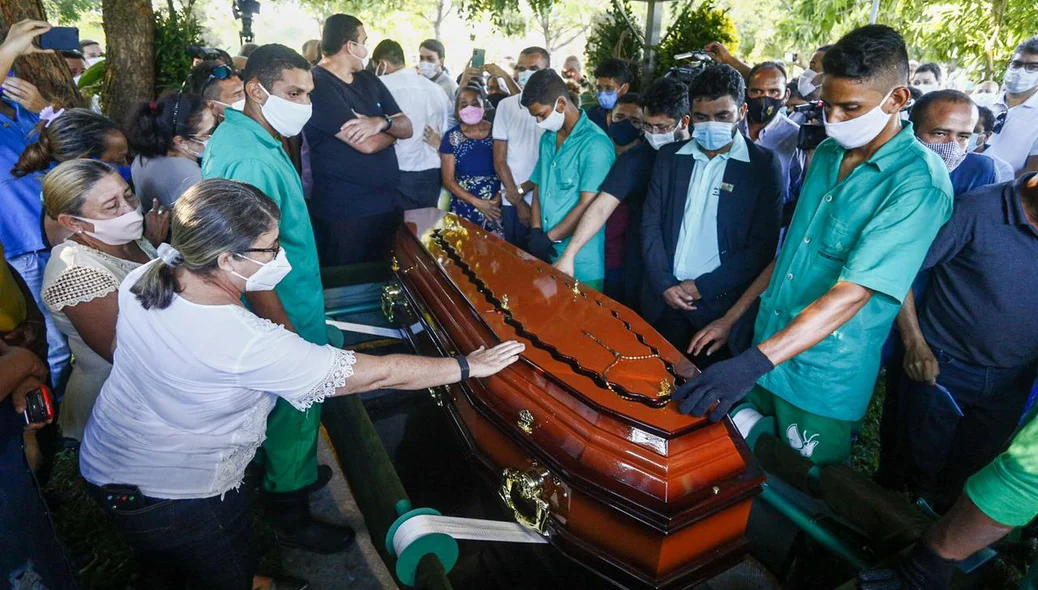 Corpo de Firmino Filho é sepultado