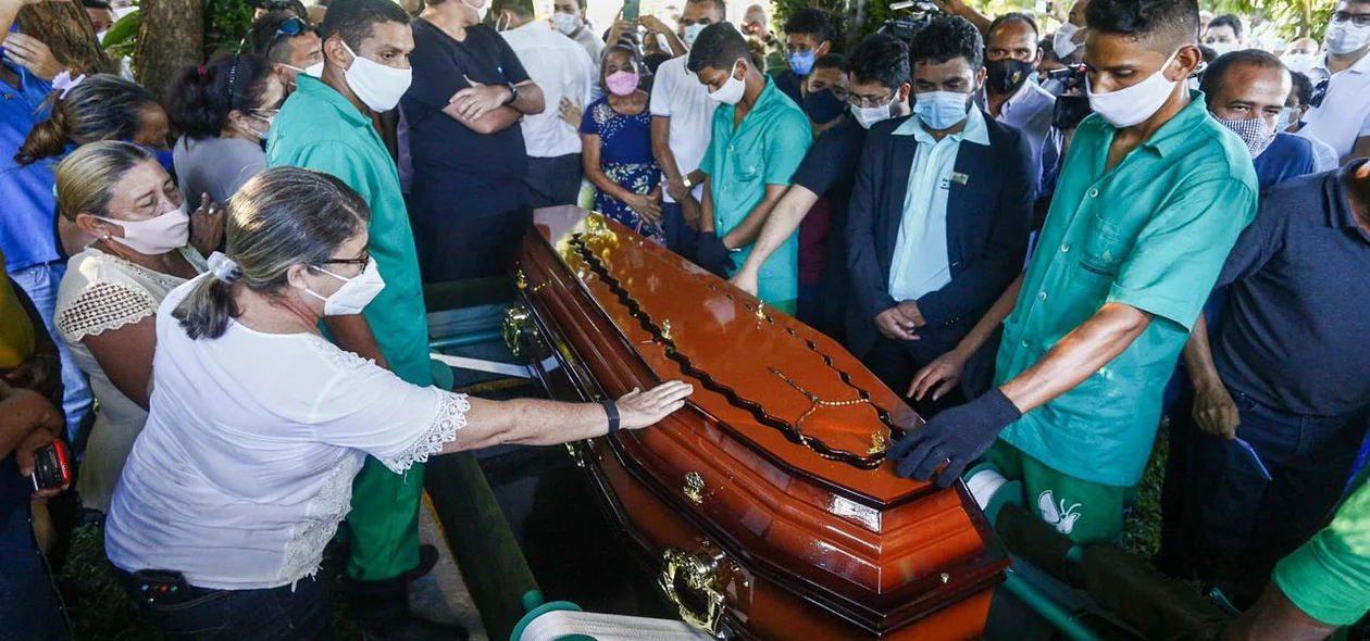 Corpo de Firmino Filho é sepultado