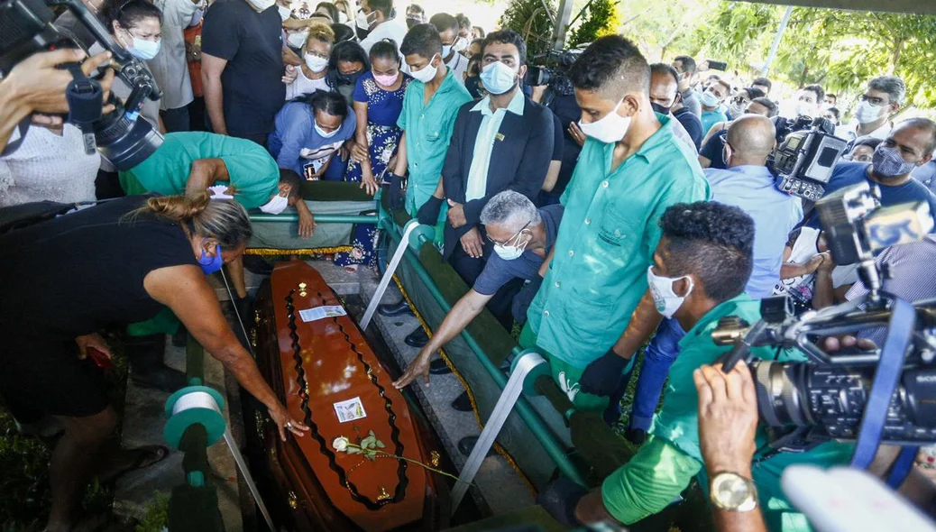 Corpo do ex-prefeito Firmino Filho é enterrado sob aplausos em Teresina