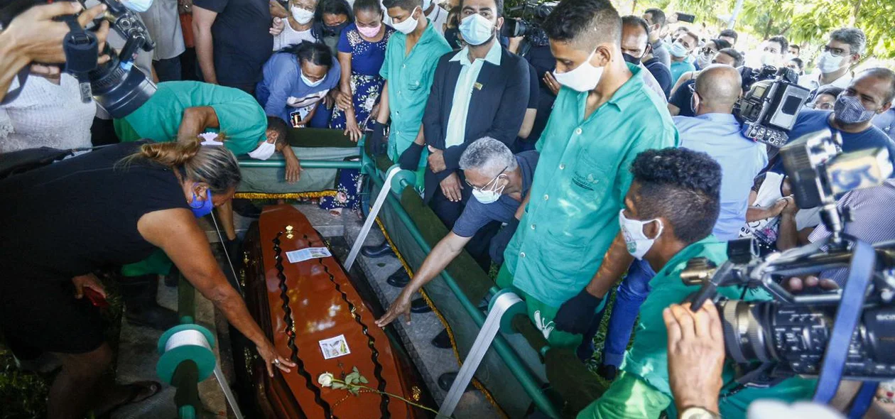 Corpo do ex-prefeito Firmino Filho é enterrado sob aplausos em Teresina