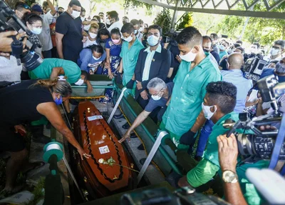 Corpo do ex-prefeito Firmino Filho é enterrado sob aplausos em Teresina