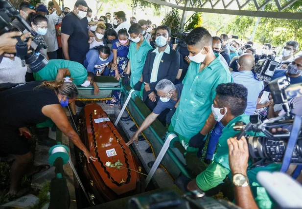 Corpo do ex-prefeito Firmino Filho é enterrado sob aplausos em Teresina