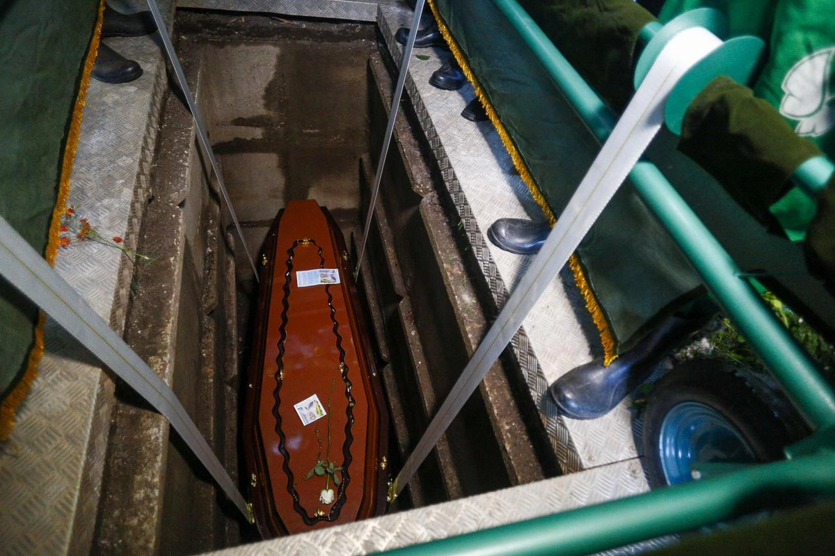 Corpo do ex-prefeito Firmino Filho é sepultado no cemitério Recanto da Saudade
