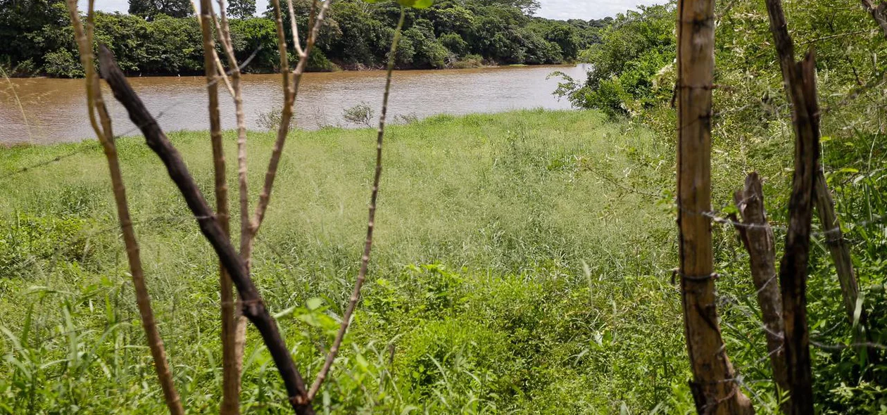 Corpo foi encontrado à margens do rio