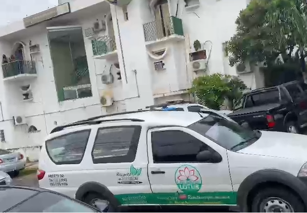 Cortejo com corpo do agente