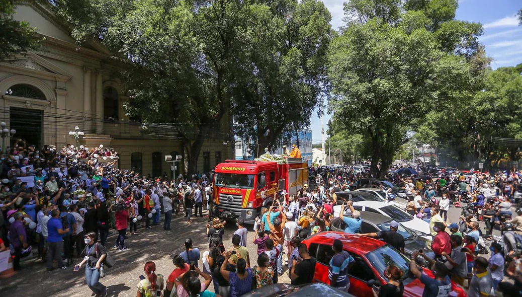 Cortejo de Firmino Filho chega à Prefeitura de Teresina