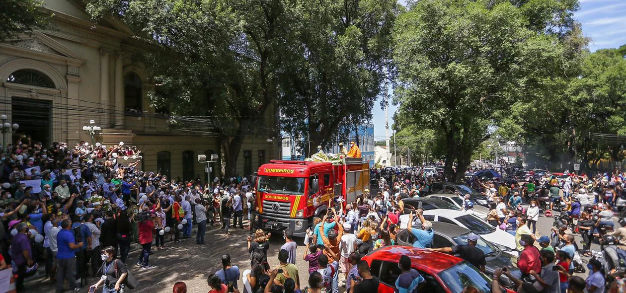 Cortejo de Firmino Filho chega à Prefeitura de Teresina