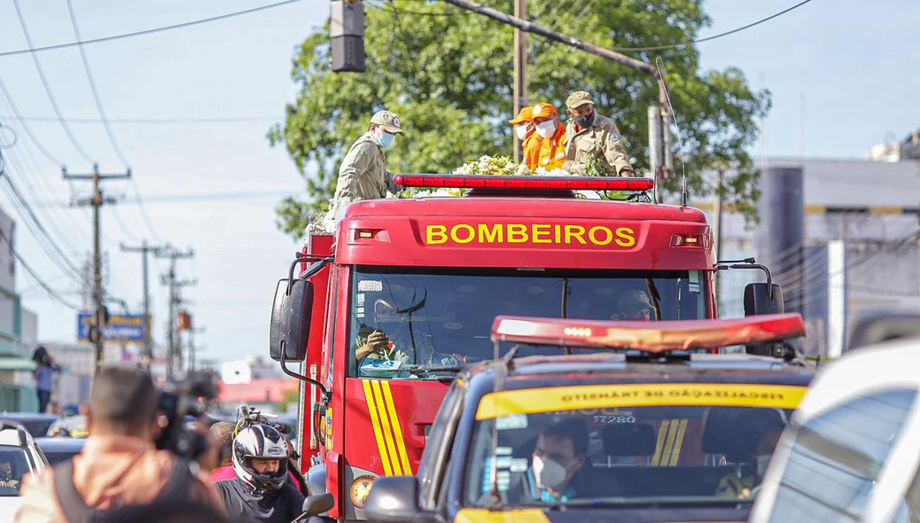 Cortejo de Firmino Filho passa pela Avenida Miguel Rosa