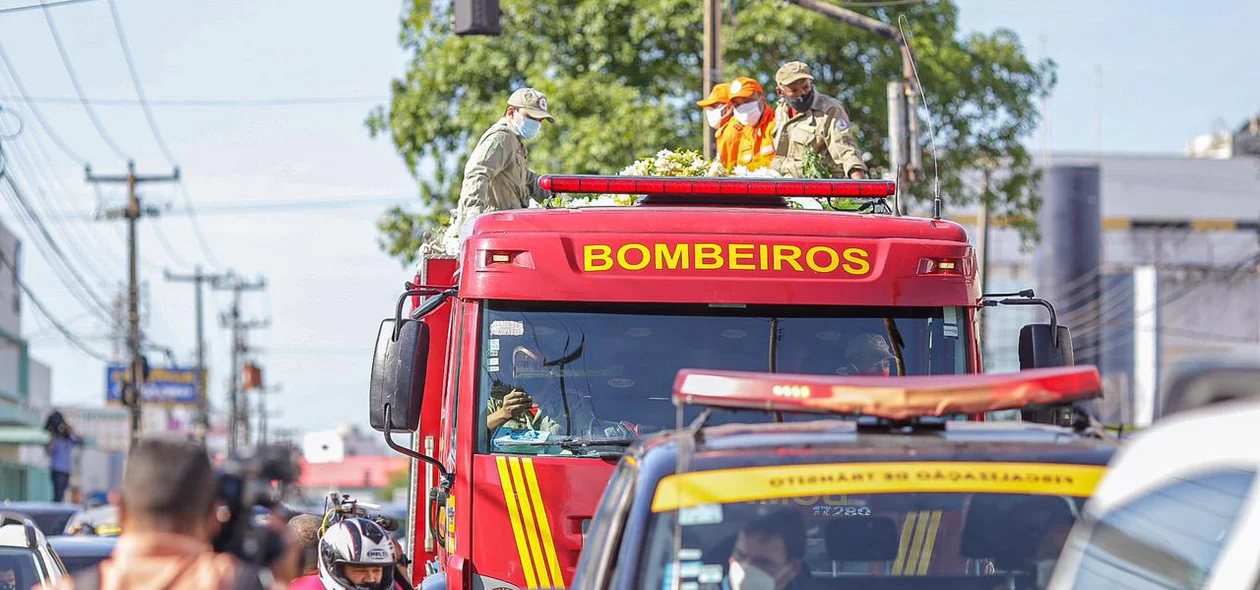 Cortejo de Firmino Filho passa pela Avenida Miguel Rosa