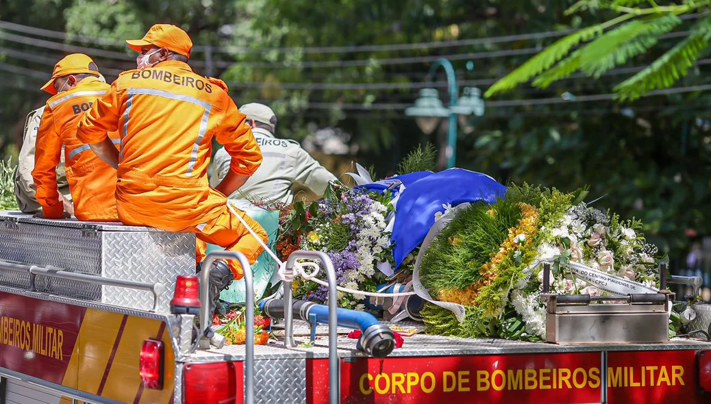 Cortejo de Firmino Filho passa pela Prefeitura de Teresina