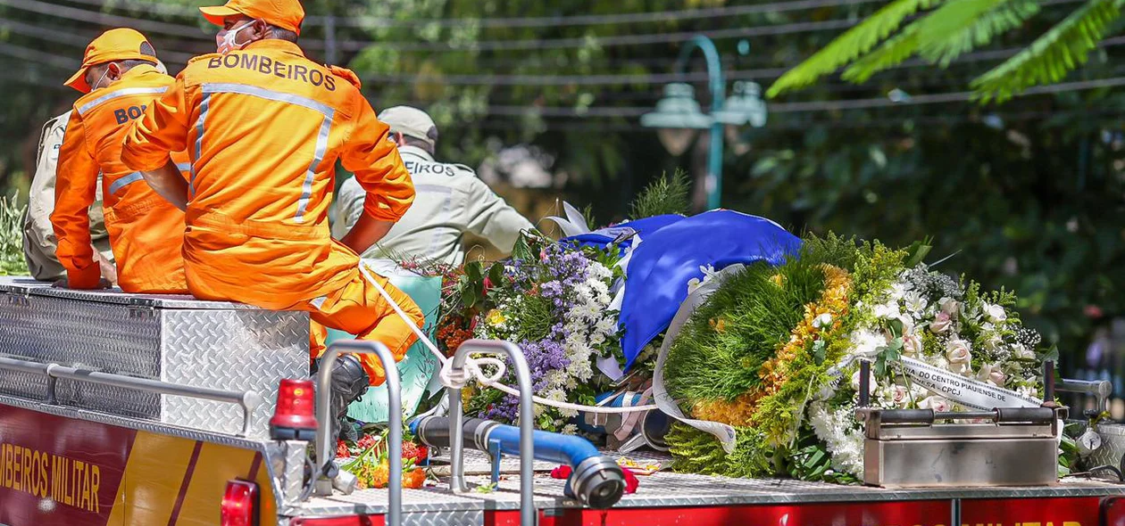 Cortejo de Firmino Filho passa pela Prefeitura de Teresina