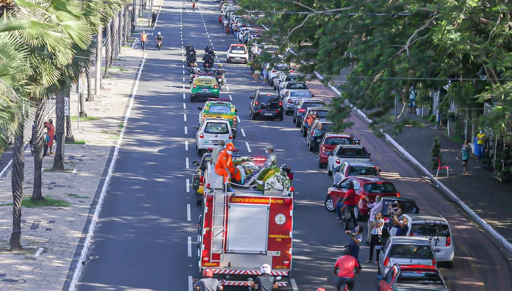 Cortejo de Firmino Filho segue pela Avenida Marechal Castelo Branco