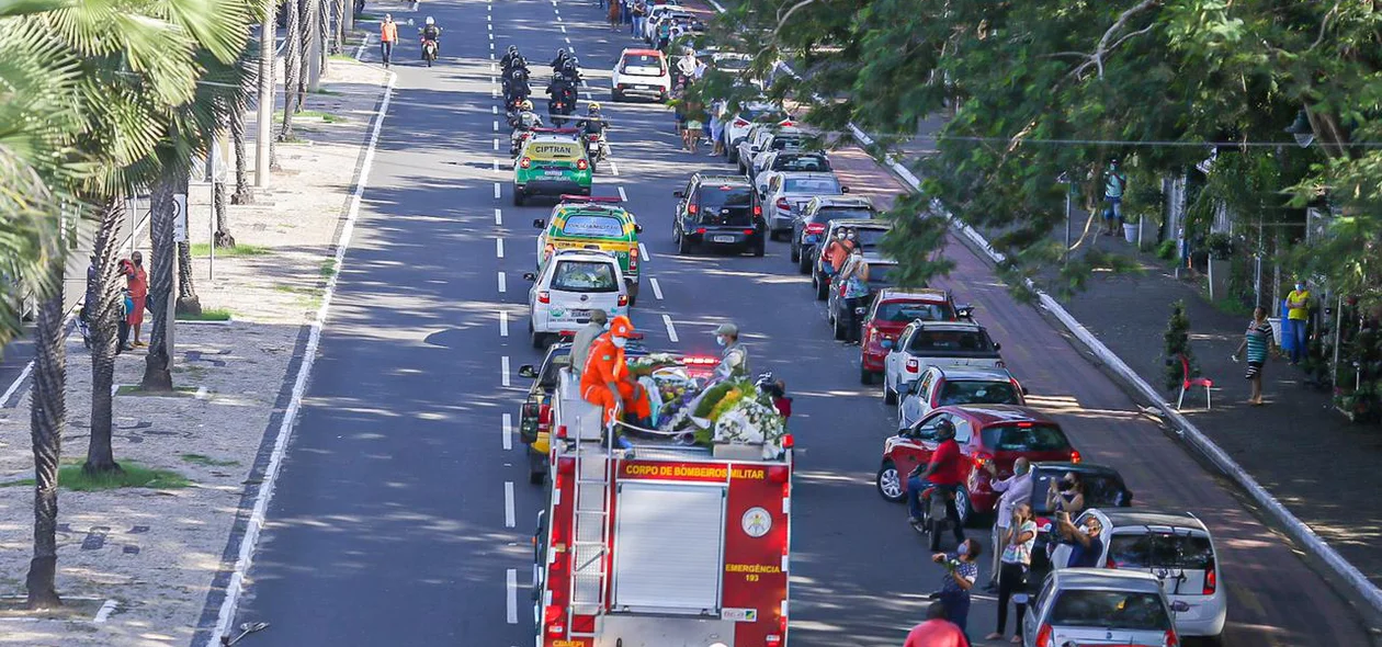 Cortejo de Firmino Filho segue pela Avenida Marechal Castelo Branco