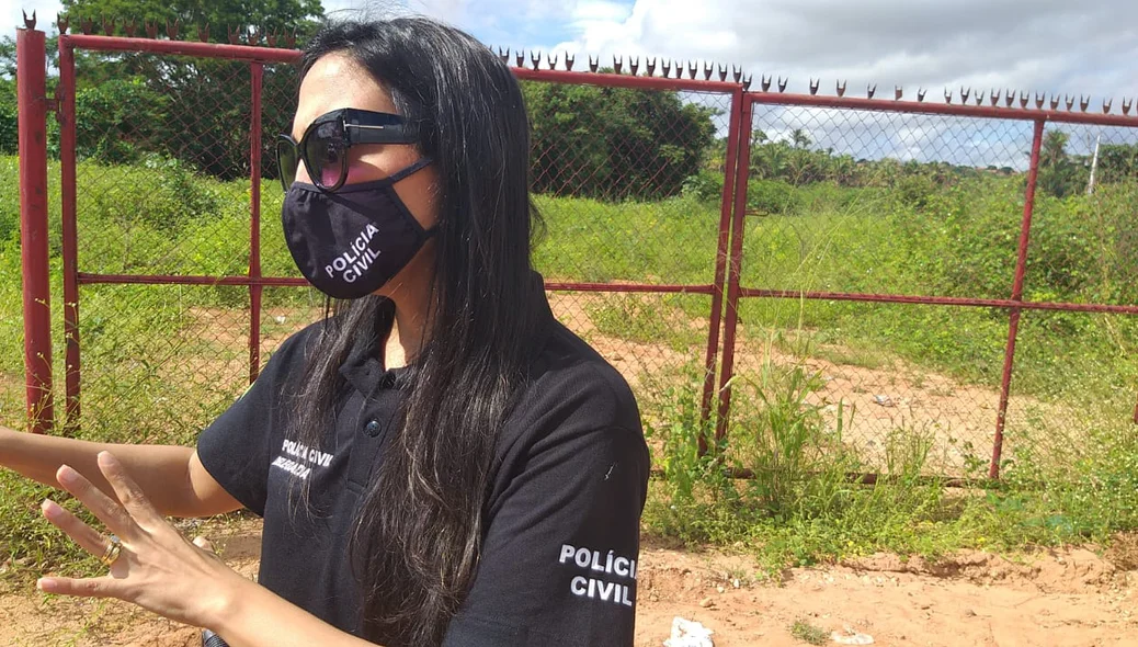 Delegada Luana Alves no local onde o corpo foi encontrado