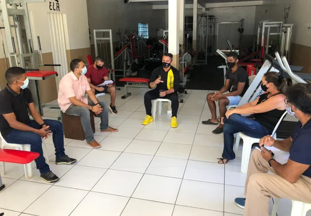 Demóstenes Ribeiro em reunião com colegas empreendedores
