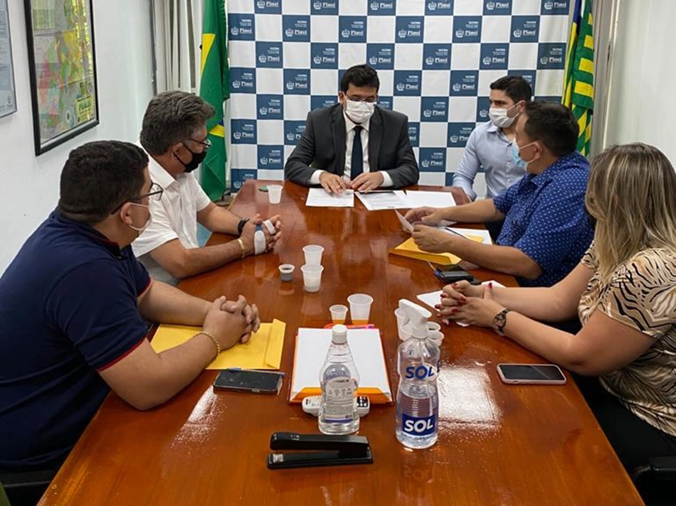 Deputado João Mádison debatendo temas com prefeitos