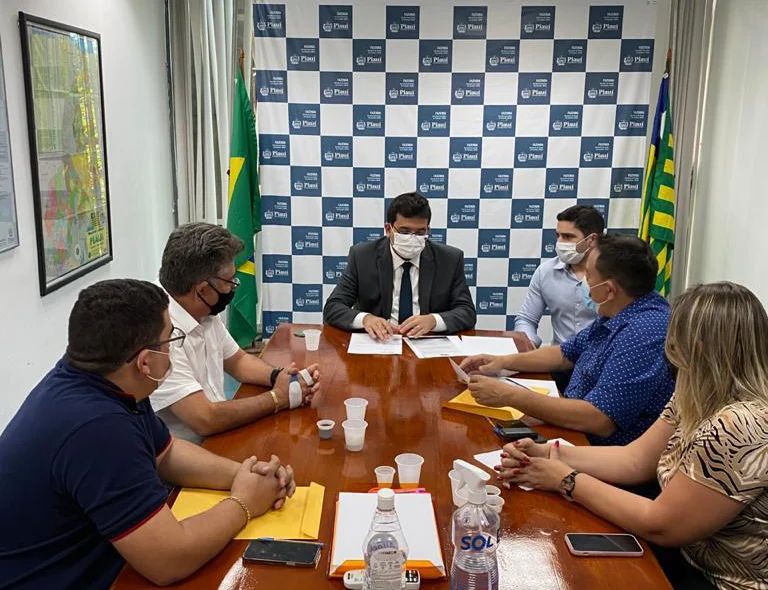 Deputado João Mádison e Rafael Fonteles reunidos com prefeitos