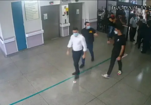 Deputados na área  interna do Hospital Geral de Guarulhos