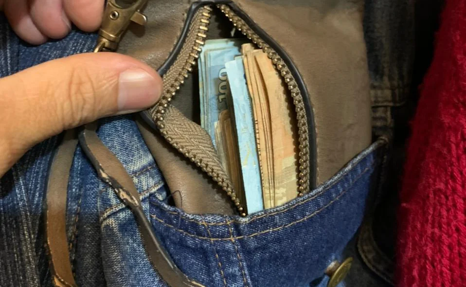 Dinheiro guardado em bolsas