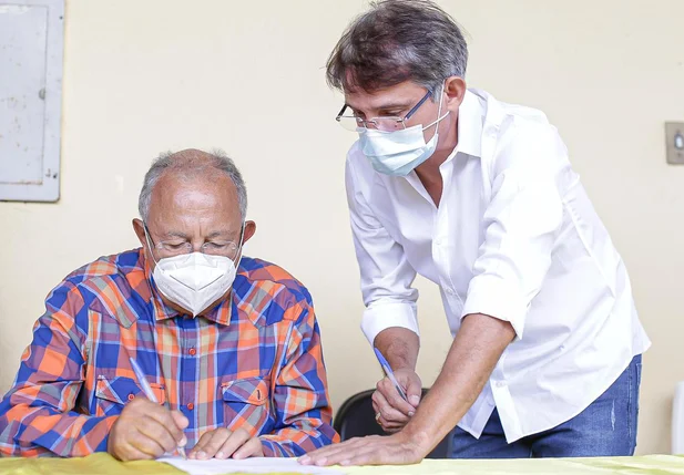 Dr. Pessoa assina ordem de serviço