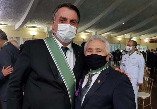 Elmano Férrer ao lado de Bolsonaro