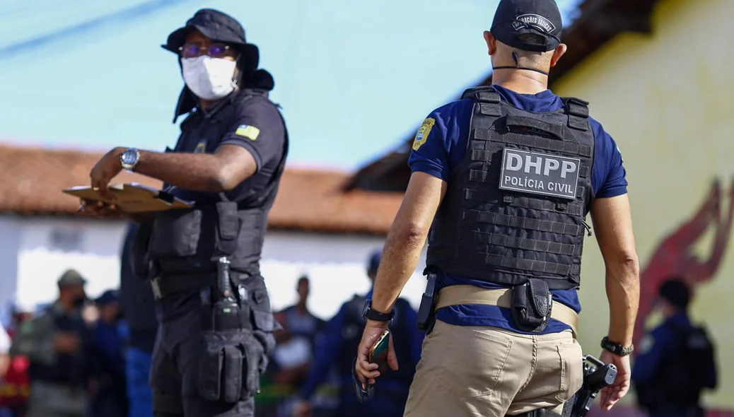 Equipes da perícia e do DHPP no local do crime